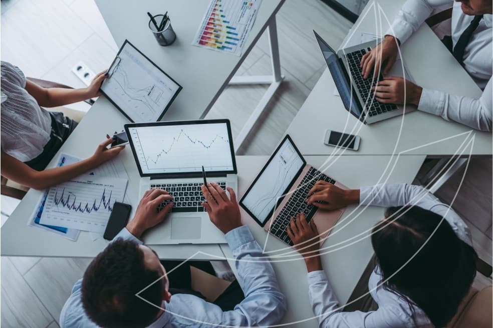 Equipe da Brassessoria Empresarial analisando relatórios